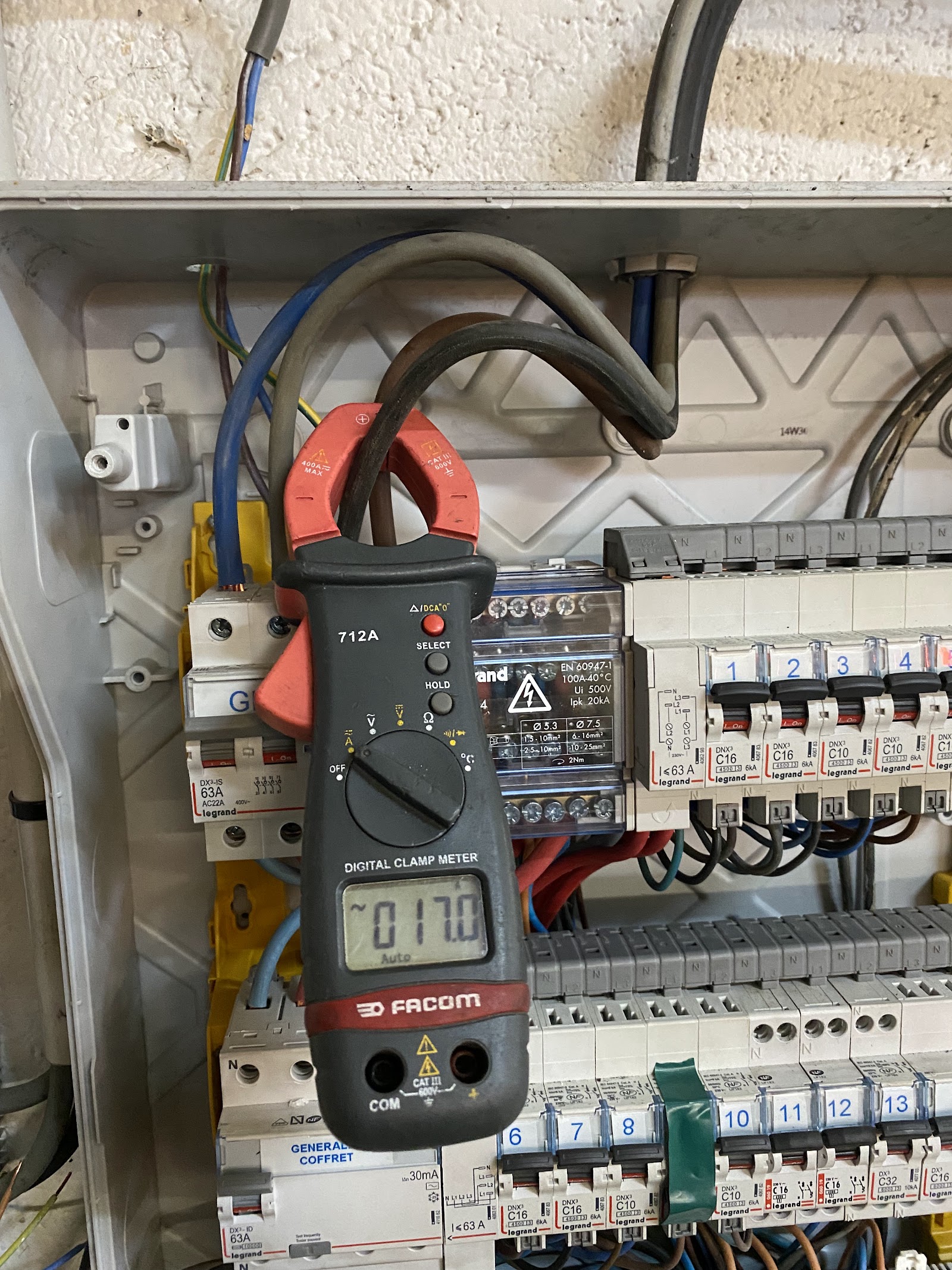 Contrôle d'un tableau électrique à la pince ampèremétrique avant remise sous tension