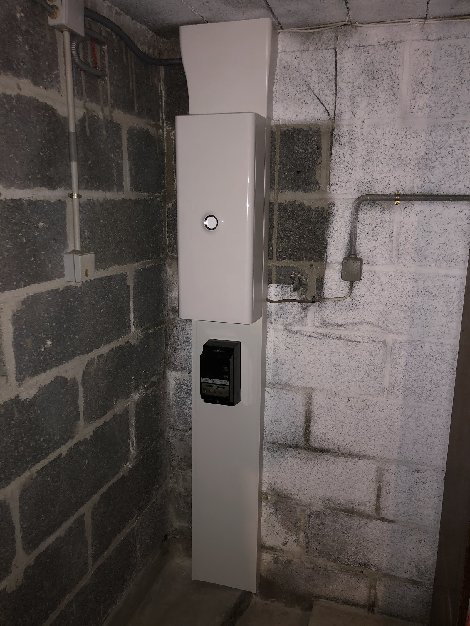 Coffret de comptage électrique neuf posé sur façade