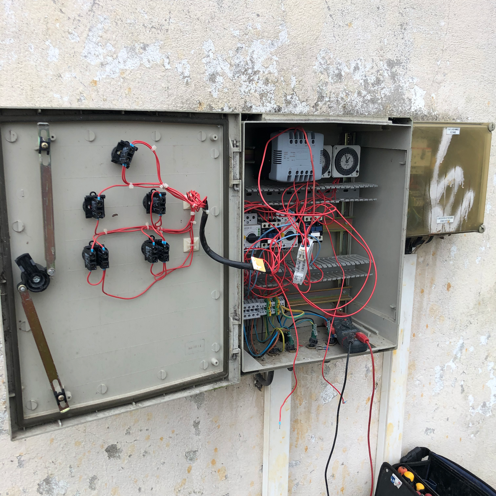 Armoire de commande industrielle ouverte, remise en état