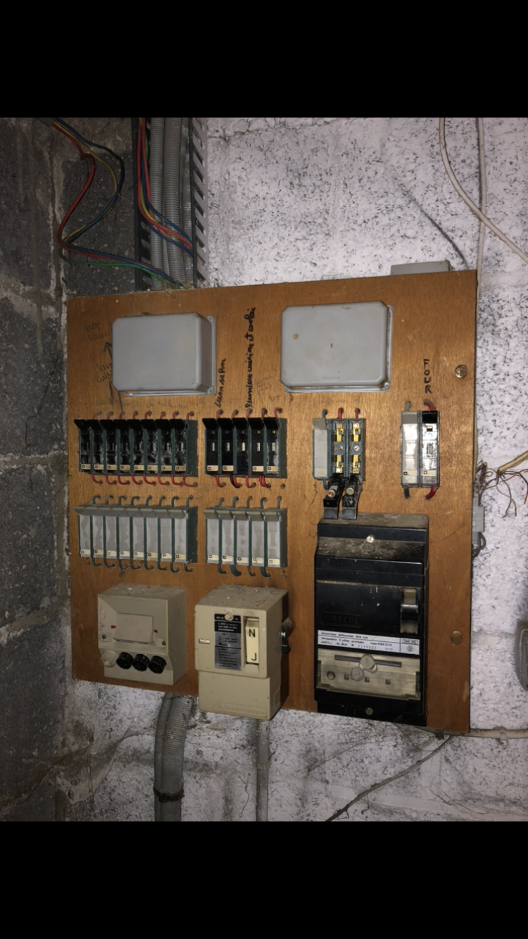 Ancien tableau électrique en bois remis aux normes