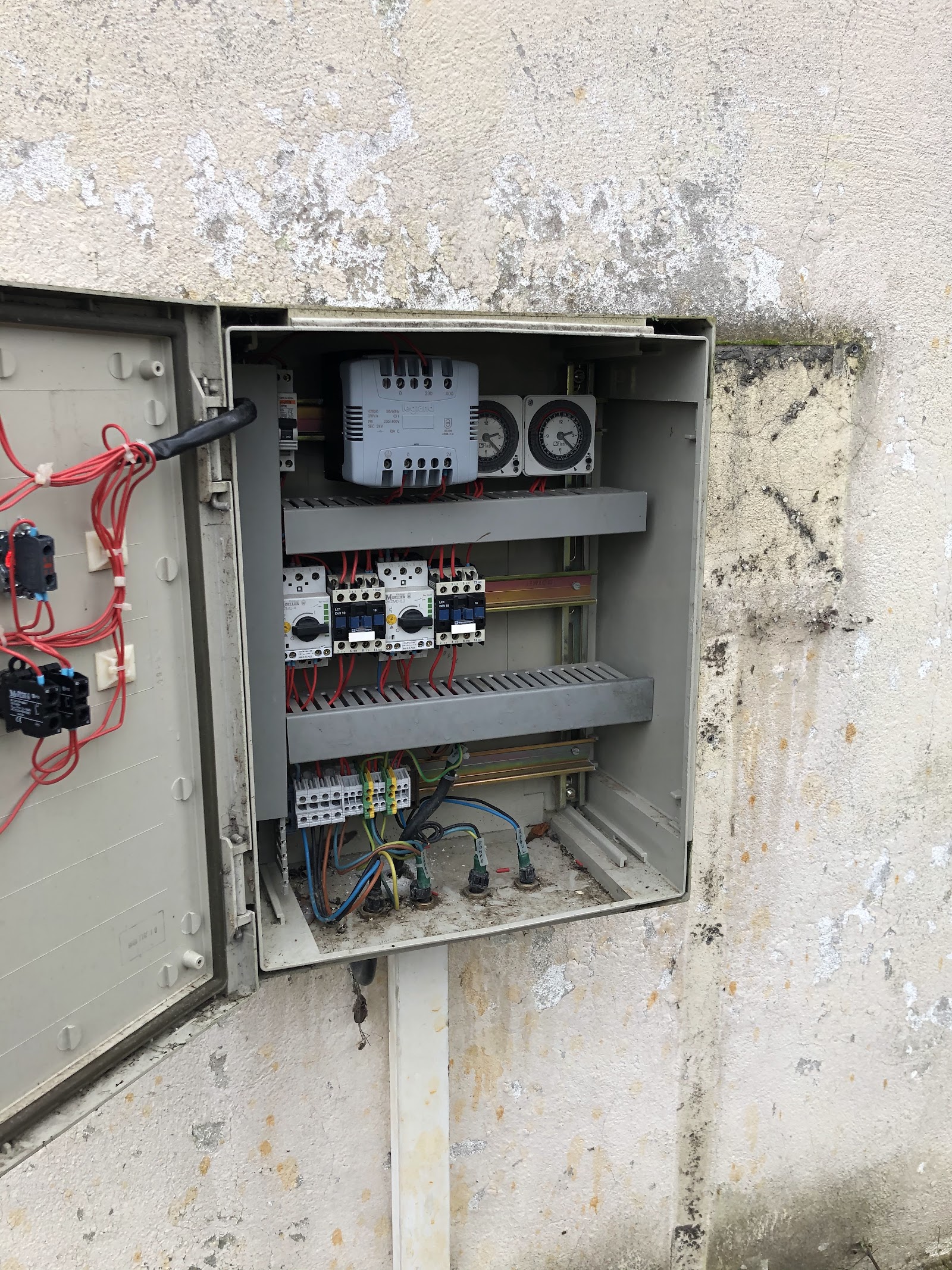 Armoire de programmation avec horloges et relais câblés
